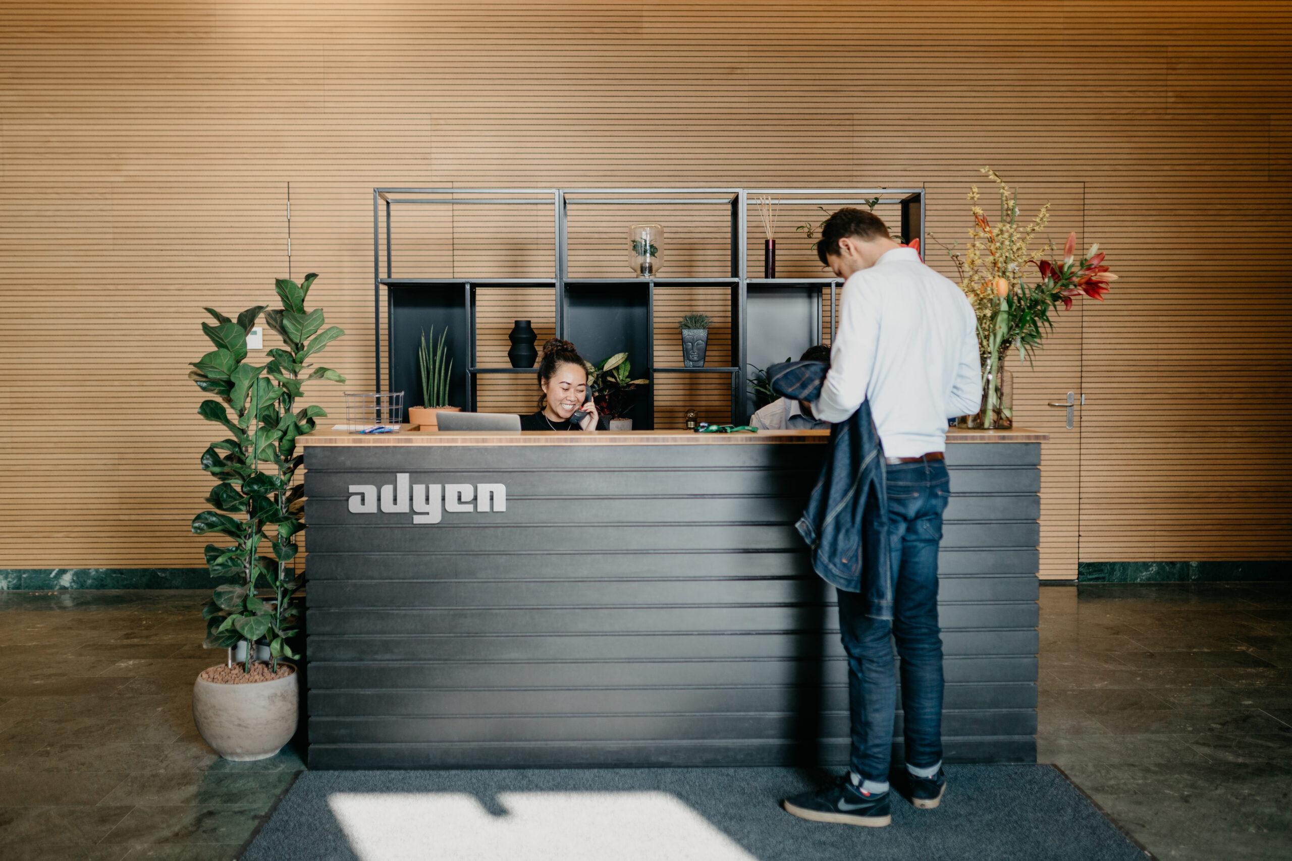 Video: is Adyen aantrekkelijk na 40% koersdaling?